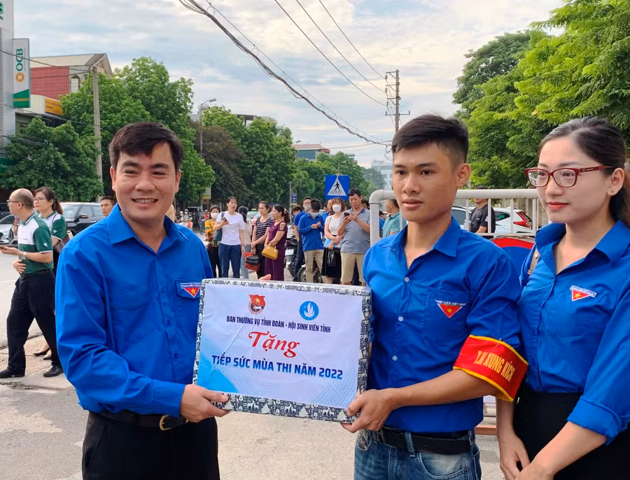 Bí thư Tỉnh đoàn Thanh Hóa tặng quà cho lực lượng Tiếp sức mùa thi năm 2022.