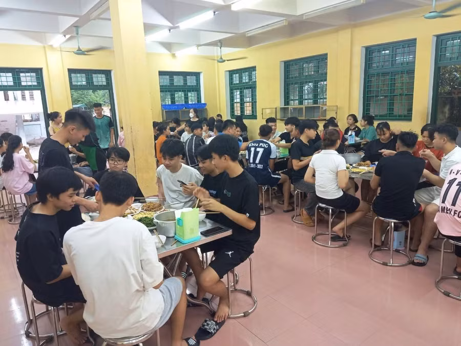 Sau giờ thi, các thí sinh đăng ký ở miễn phí tại ký túc xá của Trường PTDTNT-THCS Quan Hóa sẽ được ăn theo suất với một mức giá đã được phụ huynh thống nhất với Tổ phục vụ của nhà trường.
