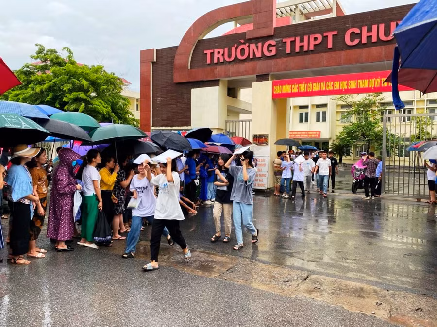 Thí sinh dự thi tại điểm Trường THPT chuyên Lam Sơn (TP Tahnh Hóa) rời phòng thi dưới trời mưa nặng hạt.