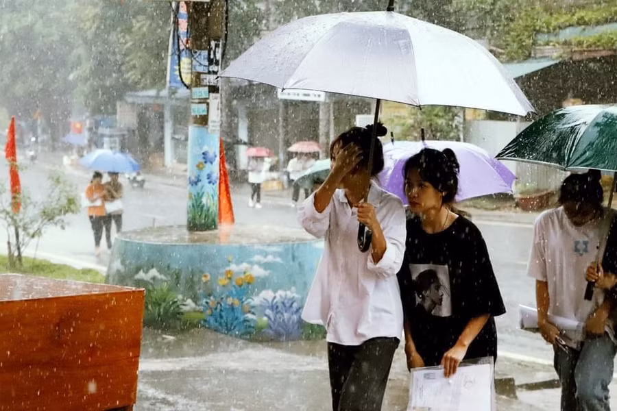 Tại điểm thi Trường THPT Lê Lai (huyện Ngọc Lặc, Thanh Hóa) trời cũng mưa rất to.