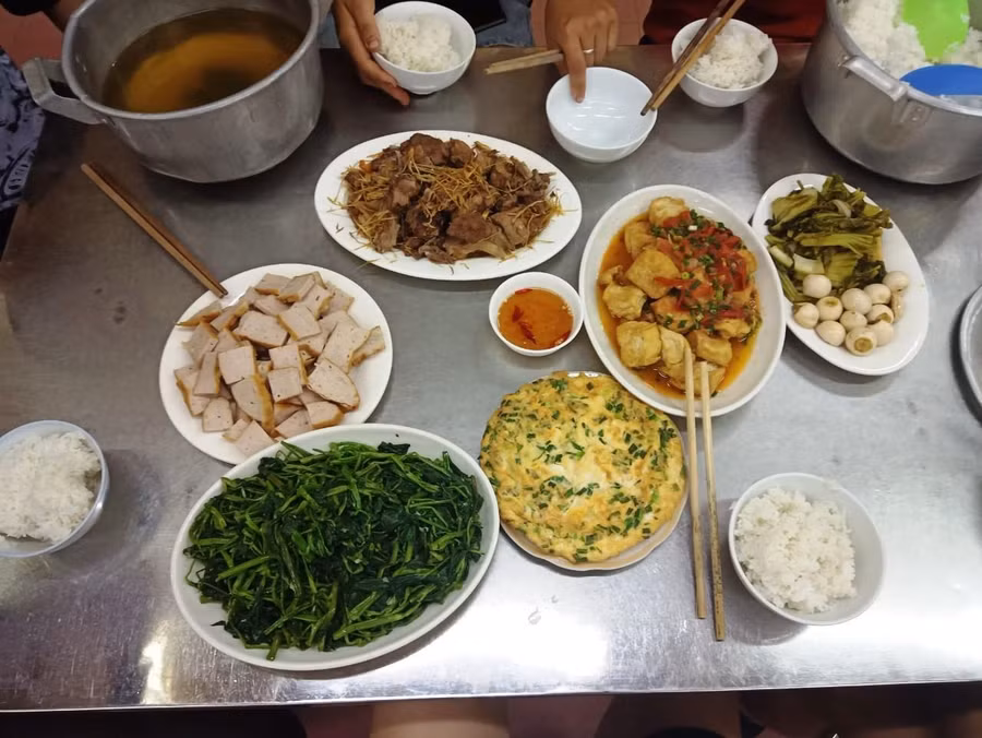 Bữa cơm tươm tất cho thí sinh ở khu ký túc xá của Trường PTDTNT-THCS Quan Hóa, với mức giá thống nhất giữa phụ huynh và Tổ phục vụ là 40.000 đồng/suất ăn.