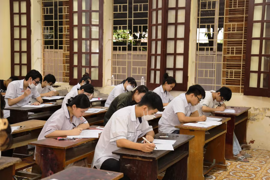 Thí sinh ở Thanh Hóa làm bài thi môn Tiếng Anh.