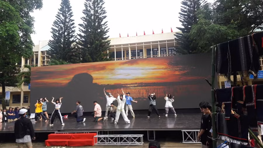 Tập dượt cho buổi truyền hình trực tiếp.