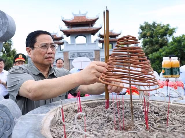 Thủ tướng dâng hương tại Đền Chung Sơn - Ảnh: VGP/Nhật Bắc Thủ tướng dâng hương tưởng niệm Chủ tịch Hồ Chí Minh, tri ân anh hùng, liệt sĩ tại các ‘địa chỉ đỏ’ ở Nghệ An - Ảnh 6.