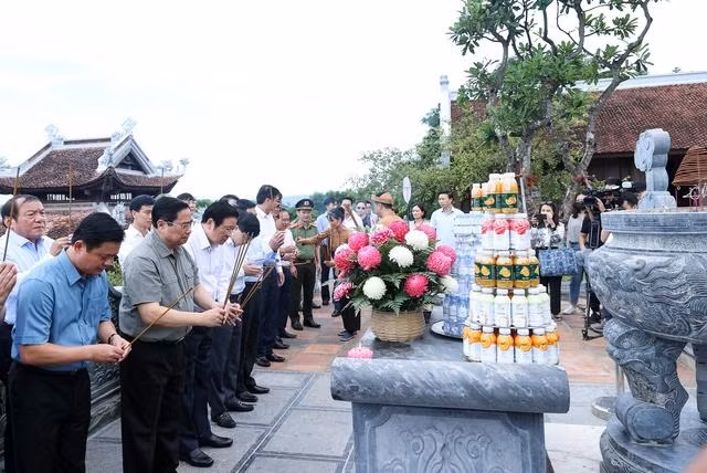 Thủ tướng và đoàn công tác đã dâng hoa, dâng hương tại Đền Chung Sơn - nơi thờ gia tiên Chủ tịch Hồ Chí Minh tại núi Chung, xã Kim Liên, huyện Nam Đàn - Ảnh: VGP/Nhật Bắc Thủ tướng dâng hương tưởng niệm Chủ tịch Hồ Chí Minh, tri ân anh hùng, liệt sĩ tại các ‘địa chỉ đỏ’ ở Nghệ An - Ảnh 5.