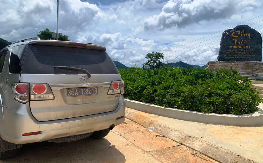 Xe vận chuyển đề thi của huyện Mường Lát lên đến địa điểm 'Cổng trời'. (Ảnh: HĐ)