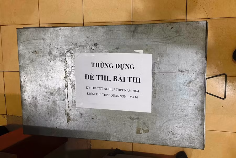 Thùng đựng đề thi tại Điểm thi Trường THPT Quan Sơn, tỉnh Thanh Hóa. (Ảnh: HĐ)