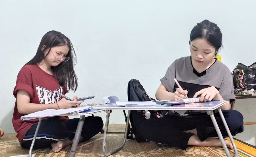 Hai thí sinh tự do Hà Thị Hà Vy (trái) và Lò Hương Lan (phải) ở phòng trọ miễn phí tại thị trấn Hồi Xuân (Quan Hóa, Thanh Hóa). Ảnh: Thế Lượng
