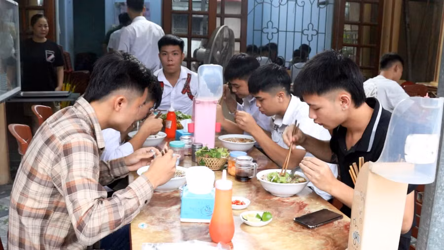 Các thí sinh được ăn sáng miễn phí tại thị trấn Hồi Xuân (Quan Hóa, Thanh Hóa). Ảnh: HĐ Các thí sinh được ăn sáng miễn phí tại thị trấn Hồi Xuân (Quan Hóa, Thanh Hóa). Ảnh: HĐ