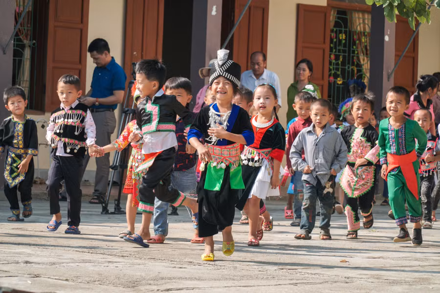 Học sinh Trường Tiểu học Nậm Cắn 1 (huyện Kỳ Sơn, Nghệ An) háo hức mặc trang phục truyền thống đi tựu trường