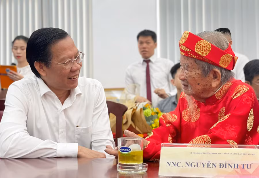Ông Phan Văn Mãi trò chuyện với Nhà nghiên cứu Nguyễn Đình Tư. Ảnh: An Hà Ông Phan Văn Mãi trò chuyện với Nhà nghiên cứu Nguyễn Đình Tư. Ảnh: An Hà