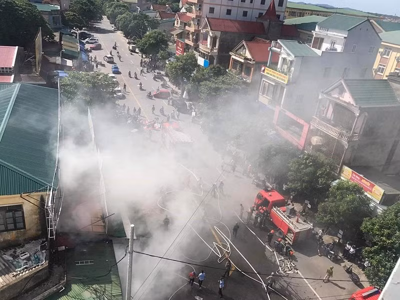 Khói bốc cao từ các ki ốt khu vực chợ Hưng Dũng. Ảnh CTV Khói bốc cao từ các ki ốt khu vực chợ Hưng Dũng. Ảnh CTV