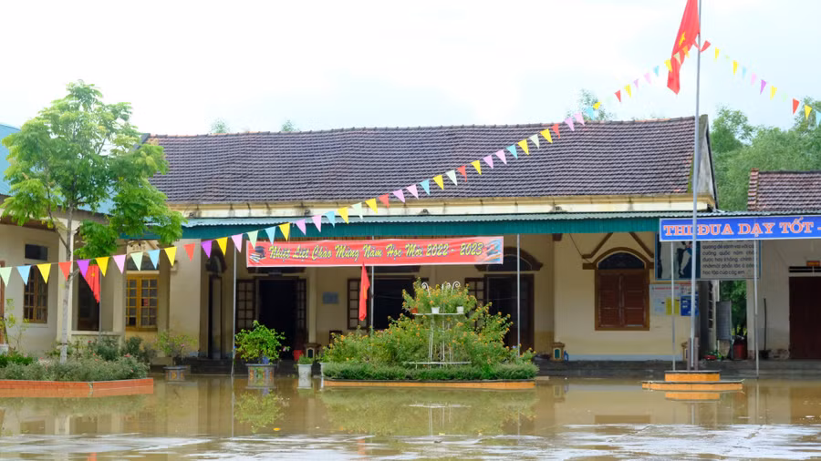 Thanh Chương là huyện có nhiều xã nằm ở vùng hạ lưu sông Lam và sông Giăng. Nước thượng nguồn đổ về khiến các trường học nằm ven sông, thấp trũng bị ngập sâu. Thanh Chương là huyện có nhiều xã nằm ở vùng hạ lưu sông Lam và sông Giăng. Nước thượng nguồn đổ về khiến các trường học nằm ven sông, thấp trũng bị ngập sâu.