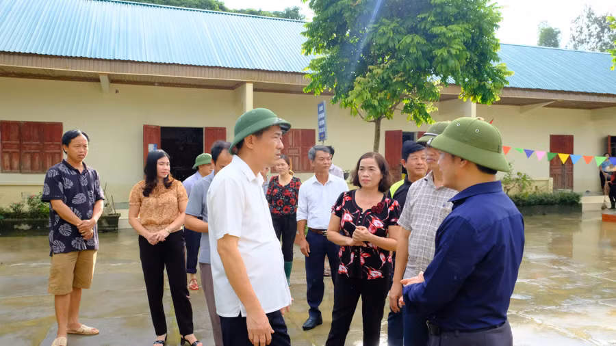 Lãnh đạo Sở GD&ĐT Nghệ An thăm hỏi, động viên giáo viên các trường học tại huyện Thanh Chương bị ảnh hưởng do bão lụt. Lãnh đạo Sở GD&ĐT Nghệ An thăm hỏi, động viên giáo viên các trường học tại huyện Thanh Chương bị ảnh hưởng do bão lụt.