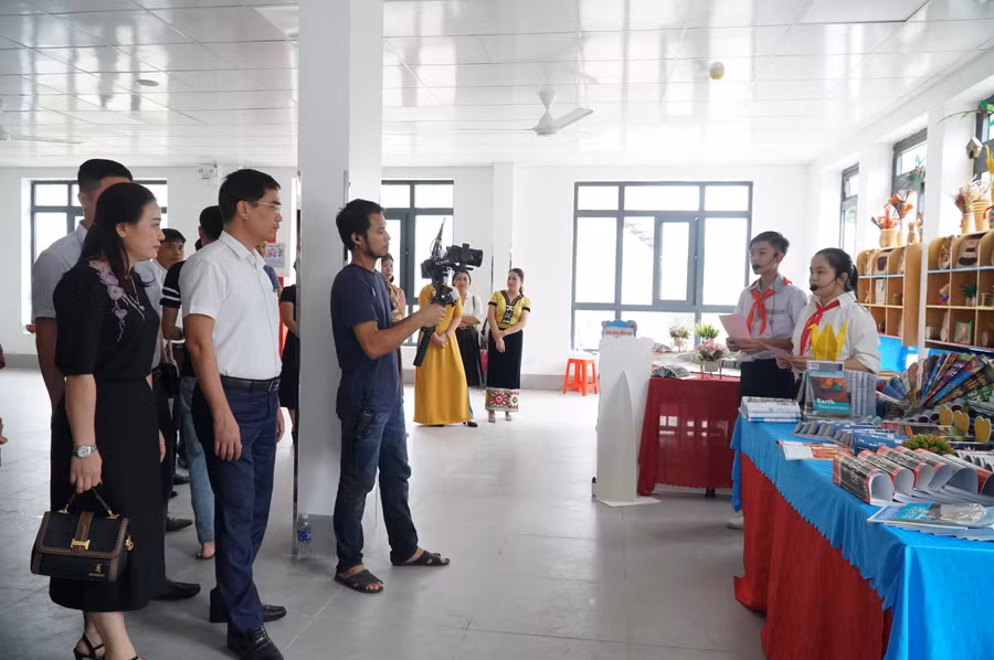 Lãnh đạo Sở GD&amp;ĐT tham quan gian hàng trưng bày sách và lắng nghe thuyết trình của các trường học trên địa bàn huyện Kỳ Sơn.