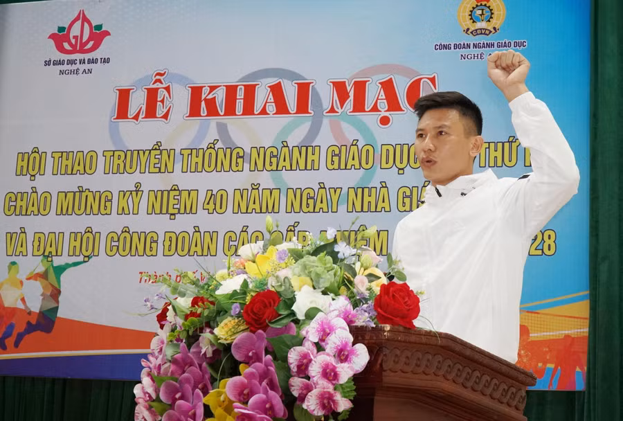 Đại diện vận động viên tuyên thệ tham gia thi đấu hết mình tại hội thao truyền thống ngành giáo dục.