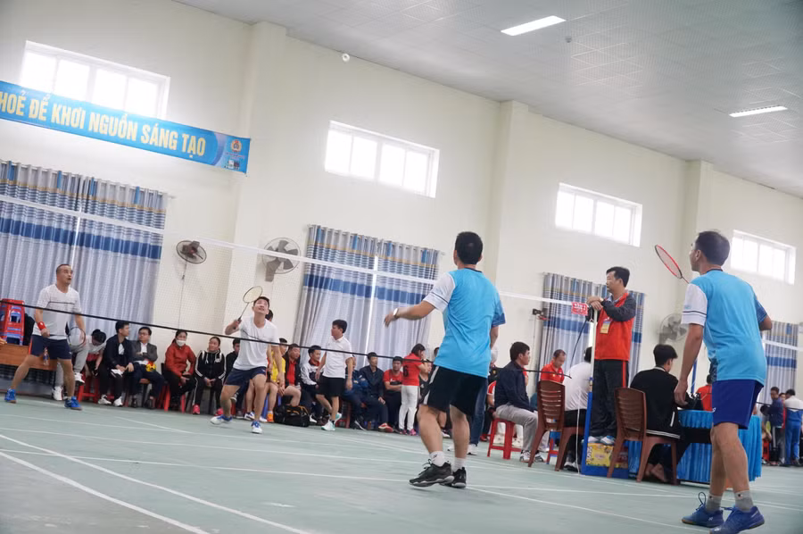Sau lễ khai mạc diễn ra 3 trận đấu cầu lông, bóng chuyền nam nữ mở màn vòng chung kết.