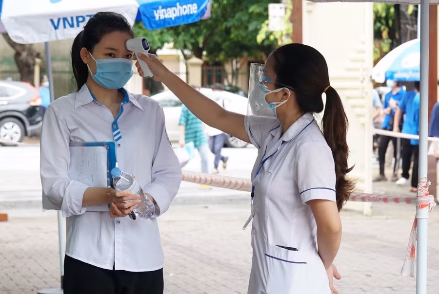 Đo thân nhiệt cho thí sinh trước khi vào điểm thi