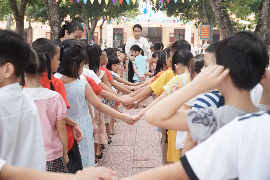 Sau nhiều nỗ lực của cô giáo, các bạn đã xếp hàng ngay ngắn, quen với vị trí, nhiệm vụ của mình tại lễ khai giảng sắp tới.
