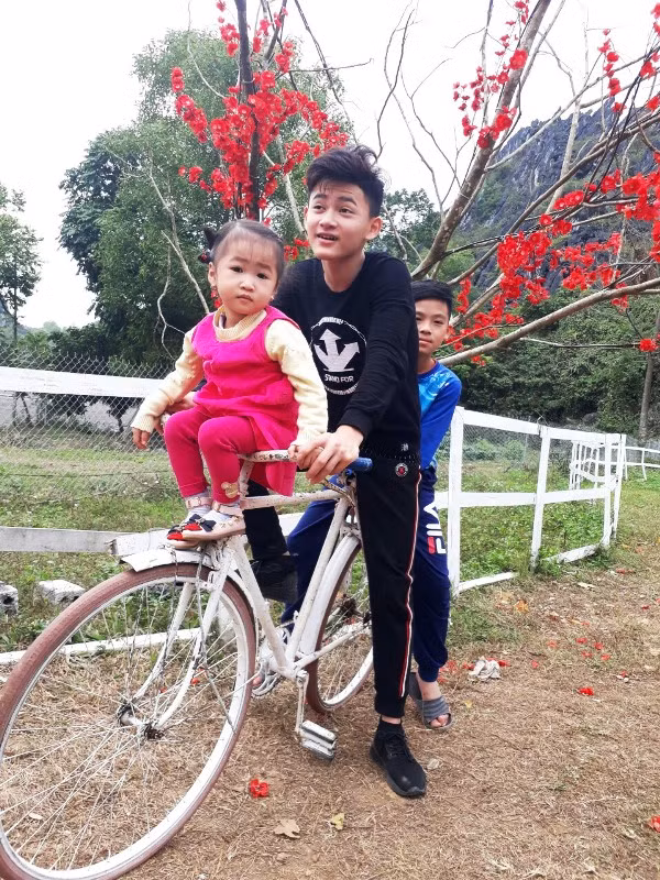 Lê Minh Quang (trước khi chưa bị bệnh) cùng em gái 3 tuổi. (Ảnh do gia đình cung cấp).