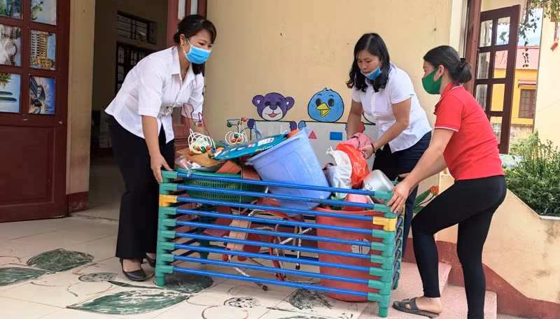 Giáo viên Trường Mầm non Trung Thượng, huyện Quan Sơn (Thanh Hóa) lau chùi đồ dùng cho học sinh.