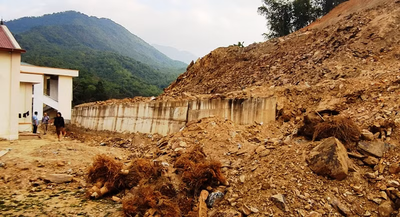 Đất, đá đã sạt xuống sát ngôi trường