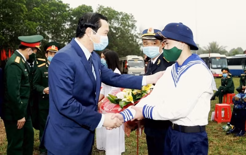 Ông Đỗ Minh Tuấn - Phó Bí thư Tỉnh ủy, Chủ tịch UBND tỉnh, Chủ tịch Hội đồng nghĩa vụ quân sự tỉnh Thanh Hoá động viên tân binh trước khi lên đường nhận nhiệm vụ.