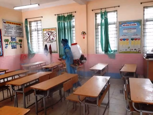 Phun thuốc khử khuẩn trong lớp học ở huyện Mường Lát (Thanh Hóa).