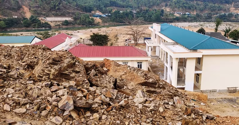 Trường PTDTBT - THCS Trung Thành, huyện Quan Hóa (Thanh Hóa) đang bị đe dọa bởi tình trạng sạt lở mái ta luy dương từ trên ngọn đồi phía sau.