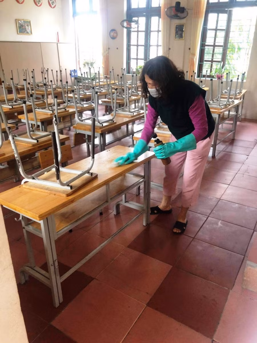 Công tác khử khuẩn vệ sinh bàn ghế lớp học cũng được Trường Tiểu học Đông Vệ 1, TP Thanh Hóa thực hiện chu tất.