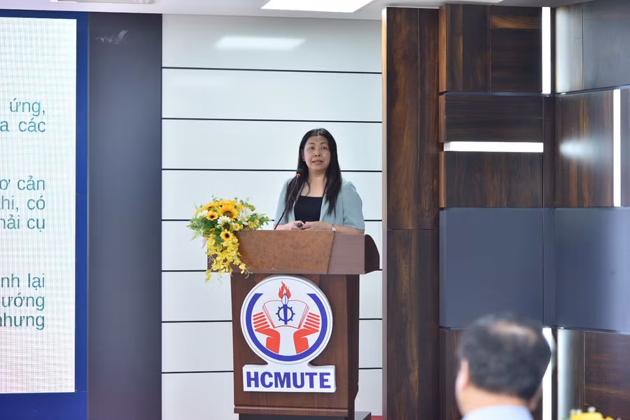 Bà Nguyễn Thị Thu Thủy, Phó Vụ trưởng Vụ Giáo dục đại học (Bộ GD&amp;ĐT) trình bày những điểm chính của dự thảo. Ảnh: Mạnh Tùng