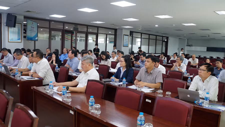 Gần 100 đại biểu đại diện các trường đại học tham gia tọa đàm. Ảnh: Mạnh Tùng