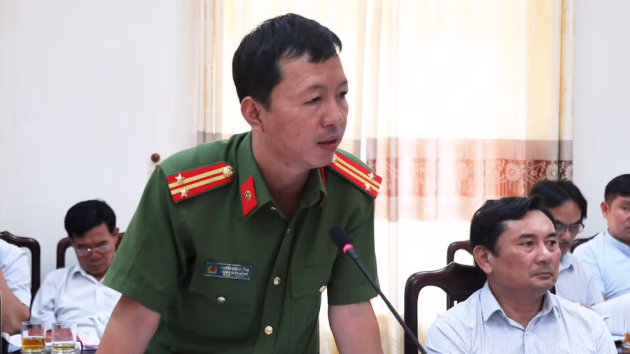 Trung tá Nguyễn Hữu Cường - Phó Trưởng Công an TP. Vinh cho biết sẽ thông tin đầy đủ đến cơ quan báo chí vào ngày 25/8. Trung tá Nguyễn Hữu Cường - Phó Trưởng Công an TP. Vinh cho biết sẽ thông tin đầy đủ đến cơ quan báo chí vào ngày 25/8.