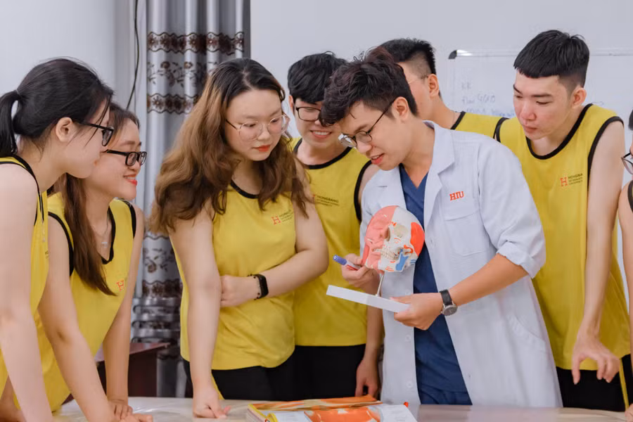 Sinh viên ngành Phục hồi chức năng HIU trong giờ học thực hành. Ảnh: HIU Sinh viên ngành Phục hồi chức năng HIU trong giờ học thực hành. Ảnh: HIU