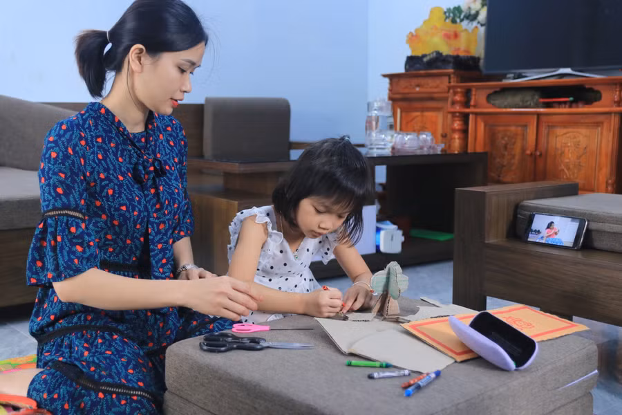 Việc dạy học trực tuyến, đặc biệt là cho trẻ 5 tuổi vào lớp 1 cần sự hỗ trợ lớn từ phía phụ huynh