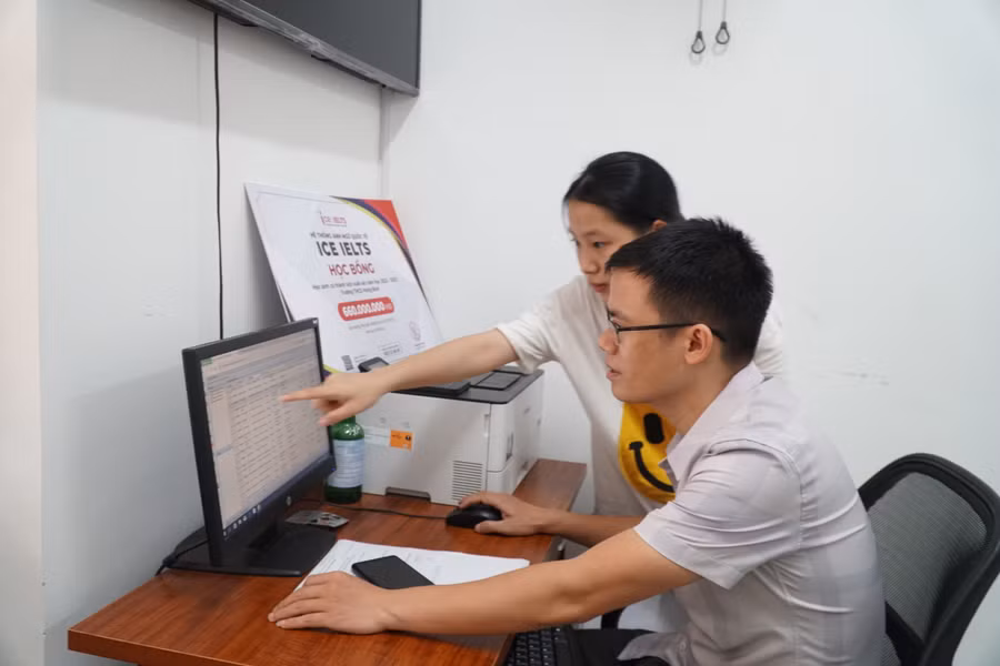 Bộ phận tuyển sinh Trường THCS Hưng Bình (TP Vinh, Nghệ An) trực để hỗ trợ học sinh đến xác nhận thay đổi nguyện vọng. Ảnh: Hồ Lài.