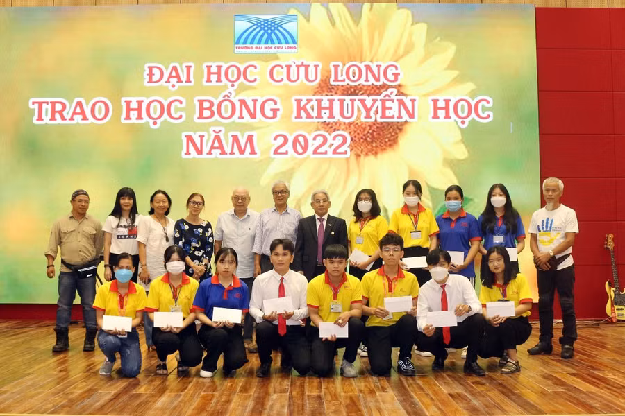 Sinh viên Trường ĐH Cửu Long nhận học bổng “Mô tô học bổng” năm 2022.