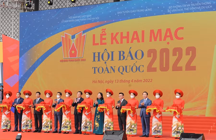 Các đại biểu cắt băng khai mạc Hội Báo toàn quốc năm 2022.