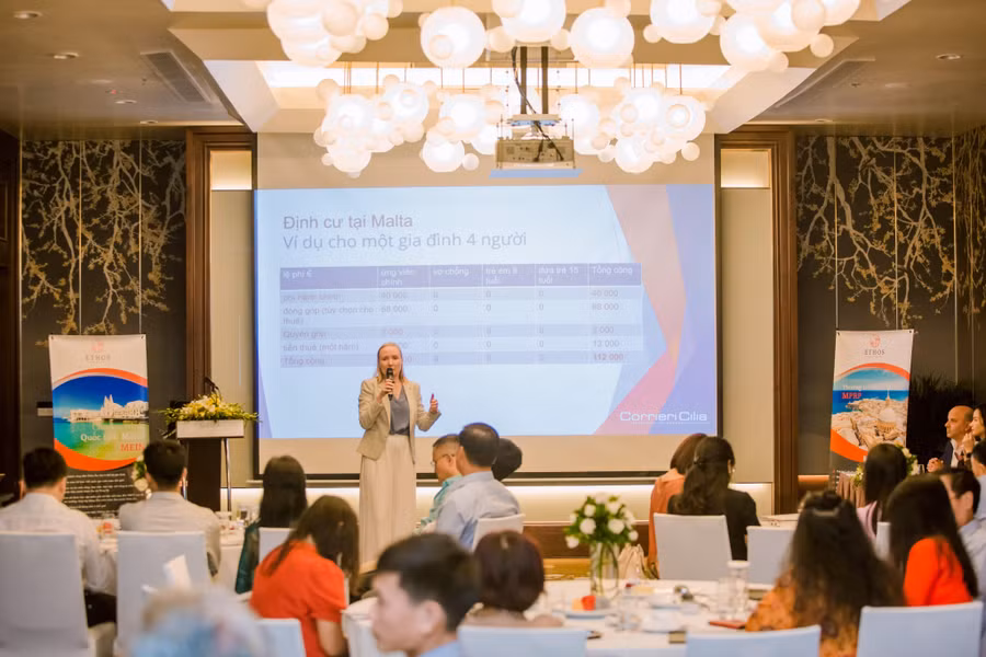 Luật sư Ekaterina Zammit thuyết trình tại Hội thảo