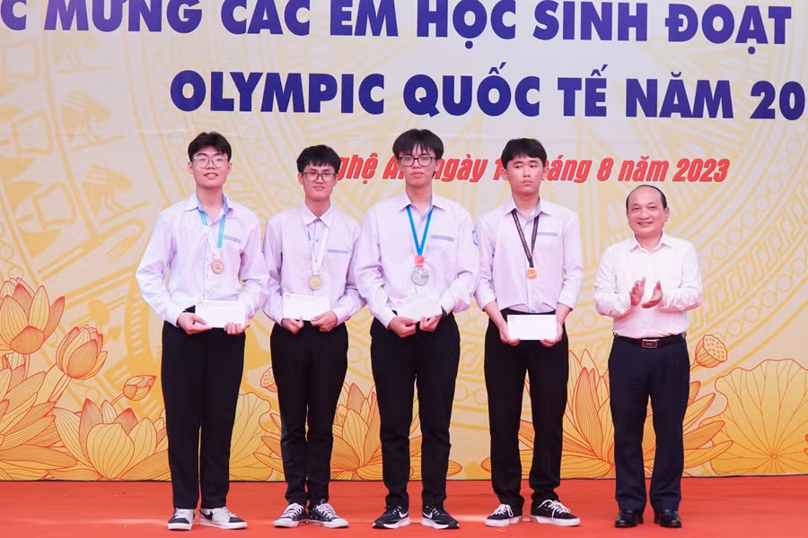 Ông Nguyễn Thanh Hiền - Chủ tịch Hội khuyến học tỉnh Nghệ An trao quà cho 4 học sinh Trường THPT chuyên Phan Bội Châu. Ảnh: Hồ Lài. Ông Nguyễn Thanh Hiền - Chủ tịch Hội khuyến học tỉnh Nghệ An trao quà cho 4 học sinh Trường THPT chuyên Phan Bội Châu. Ảnh: Hồ Lài.