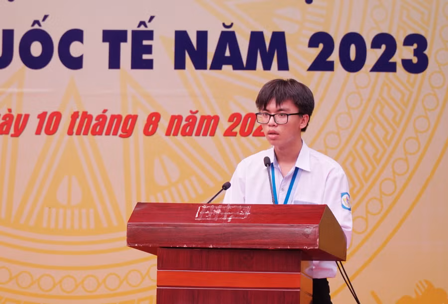 Em Mai Văn Đức (HS lớp 12A4, Trường THPT chuyên Phan Bội Châu) giành Huy chương Bạc Olympic Hóa học quốc tế năm 2023. Ảnh: Hồ Lài. Em Mai Văn Đức (HS lớp 12A4, Trường THPT chuyên Phan Bội Châu) giành Huy chương Bạc Olympic Hóa học quốc tế năm 2023. Ảnh: Hồ Lài.