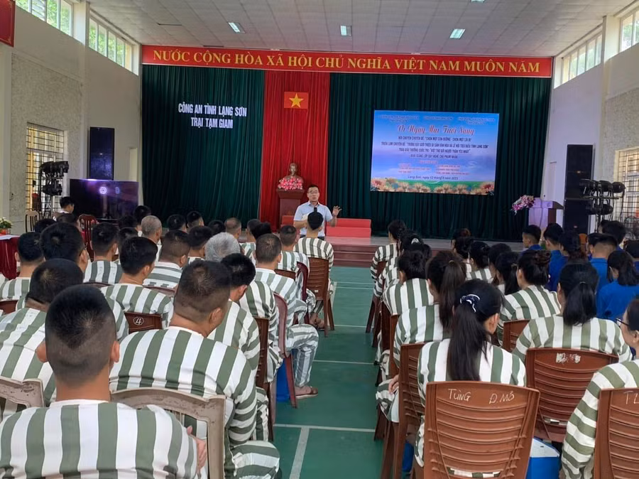 Dịch giả Nguyễn Quốc Vương nói chuyện với các phạm nhân tại Lạng Sơn về lợi ích của việc đọc sách.