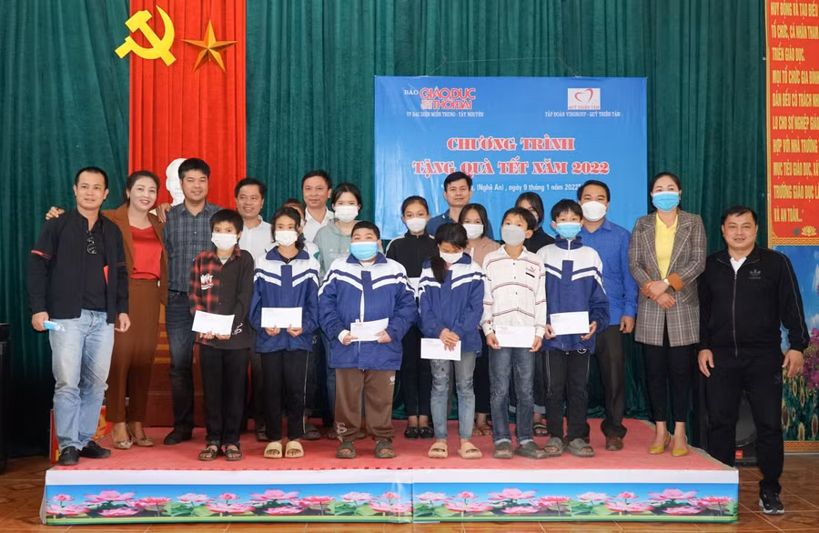 Trao quà cho học sinh Trường THCS Mậu - Đôn (huyện Con Cuông, Nghệ An)