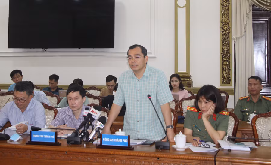 Đại diện Công an TPHCM báo cáo công tác tại buổi làm việc.