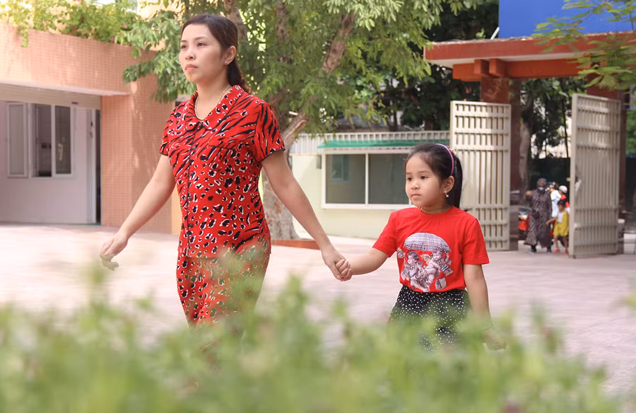 Bé vào lớp 1 còn bỡ ngỡ được mẹ đưa đến trường Bé vào lớp 1 còn bỡ ngỡ được mẹ đưa đến trường