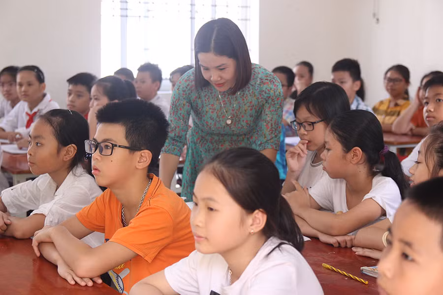 Giáo viên giới thiệu với học sinh mới vào lớp 6 về nội quy trường lớp Giáo viên giới thiệu với học sinh mới vào lớp 6 về nội quy trường lớp