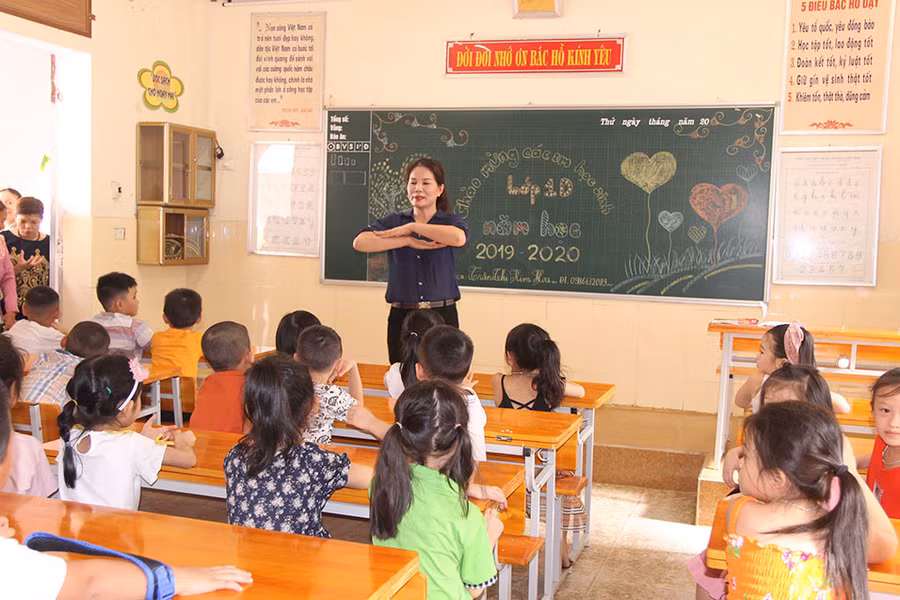 Cô trò lớp 1 làm quen với nhau Cô trò lớp 1 làm quen với nhau