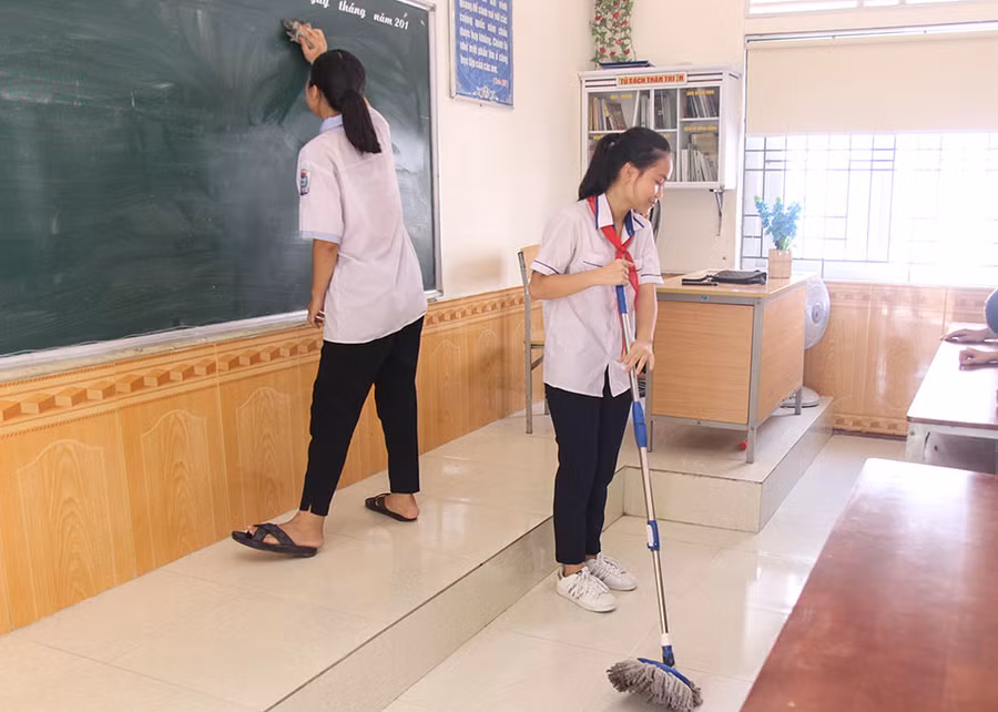 Học sinh vệ sinh lớp học trong ngày tựu trường Học sinh vệ sinh lớp học trong ngày tựu trường