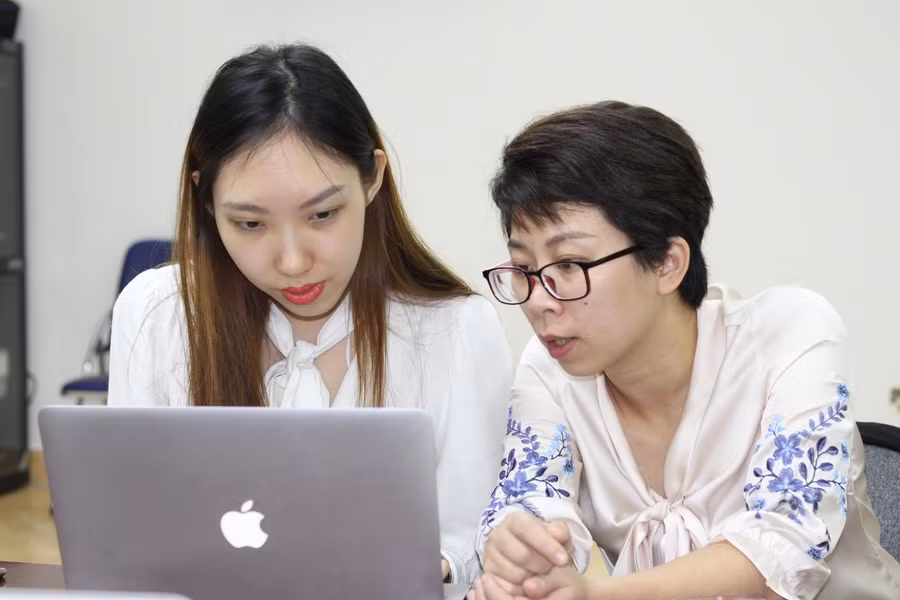 Bác sĩ Đặng Thị Ngọc Sen (phải) chia sẻ thông tin đến độc giả Báo GD&amp;TĐ trong buổi GLTT