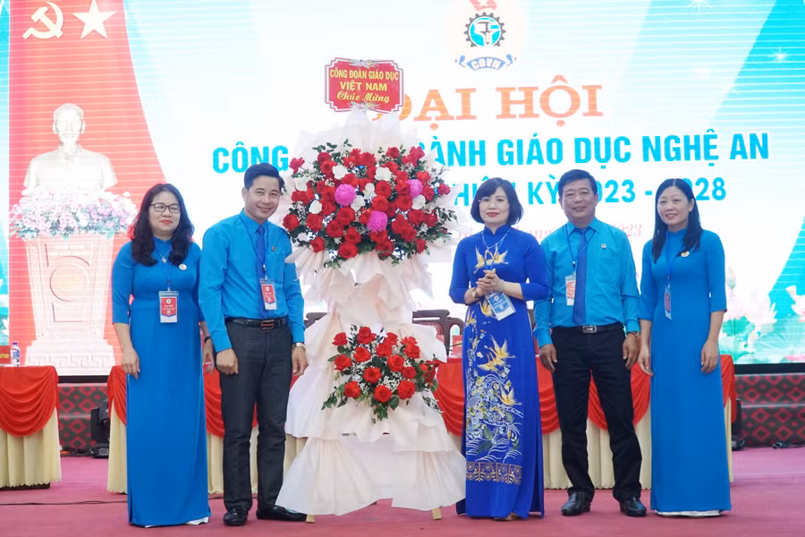 Bà Đặng Hoàng Anh, Phó Chủ tịch công đoàn ngành Giáo dục Việt Nam tặng hoa chúc mừng Đại hội Công đoàn ngành Giáo dục Nghệ An. Ảnh: Hồ Lài.